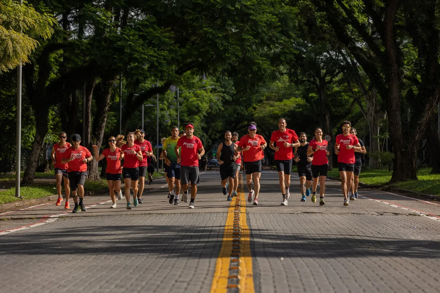Equipe Prime Run correndo em grupo pela rua